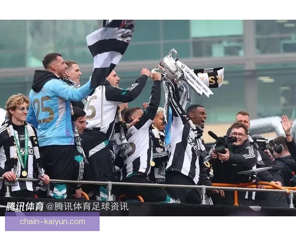 法兰克福球迷激情四溢，主场狂欢庆祝球队壮丽胜利表现亮眼